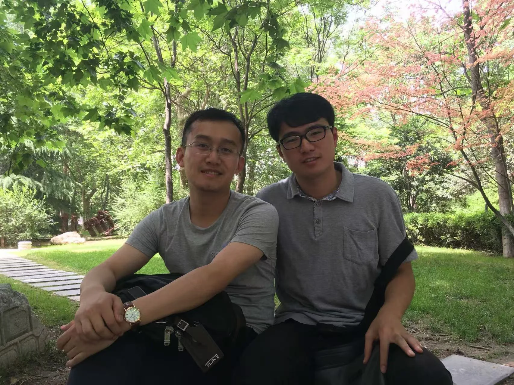 户外合影 · 时间未标注